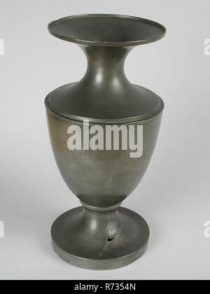 Spengler: Johannes Daniël Druy, Zinn aufopfernde Vase, aufopferungsvoller Vase vase Geschirr Inhaber tin Haar wolle Schafwolle, gusstafel textile Hohl von unten flach geschlossen Fuß Vase-geformten Körper, Diabolo-förmigen Oberteil (); in Vase lose Beutel mit grünem Tuch mit Draht befestigt. Erhöhte Ränder am Übergang zu Fuß Bauch Außenkanten oberen Teil Mark unter dem Fuß: ID ständigen angel Lion und Trauben mit gekrönt X unten Banderole ROTTERDAM Metall Bewässerung religion Abendmahl Kirche Middelharnis Protestantismus Kirche Eucharistie religiöse Zeremonie Zeremonie kann Stockfoto