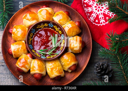 Kranz von Wurst rollen in einem Weihnachten Dekor. selektive Fokus Stockfoto