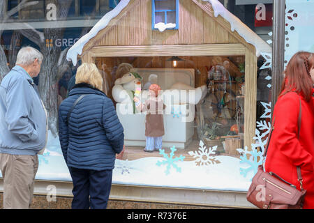 Greggs dreht ihre Zeichen rückwärts für einen Grund, wenn Massen suchen Bei Fenwick der jährliche Weihnachten Fenster anzuzeigen. Der Gast kann sich Hunger aber unsicher, wo sie plötzlich in das Fenster zu essen, sie sehen die Zeichen Greggs damit Sie es kaufen können festliche Backen als Zeichen rückwärts auf den eigentlichen Shop wenn Sie sind auf der Suche in der Auslage der Fenwick's sehen Sie die Zeichen richtig herum. Mit: Atmosphäre, wo: Newcastle upon Tyne, Tyne und Wear, Großbritannien Wann: 06 Aug 2018 Quelle: WENN.com Stockfoto