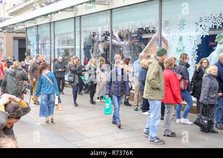 Greggs dreht ihre Zeichen rückwärts für einen Grund, wenn Massen suchen Bei Fenwick der jährliche Weihnachten Fenster anzuzeigen. Der Gast kann sich Hunger aber unsicher, wo sie plötzlich in das Fenster zu essen, sie sehen die Zeichen Greggs damit Sie es kaufen können festliche Backen als Zeichen rückwärts auf den eigentlichen Shop wenn Sie sind auf der Suche in der Auslage der Fenwick's sehen Sie die Zeichen richtig herum. Mit: Atmosphäre, wo: Newcastle upon Tyne, Tyne und Wear, Großbritannien Wann: 06 Aug 2018 Quelle: WENN.com Stockfoto