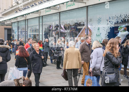 Greggs dreht ihre Zeichen rückwärts für einen Grund, wenn Massen suchen Bei Fenwick der jährliche Weihnachten Fenster anzuzeigen. Der Gast kann sich Hunger aber unsicher, wo sie plötzlich in das Fenster zu essen, sie sehen die Zeichen Greggs damit Sie es kaufen können festliche Backen als Zeichen rückwärts auf den eigentlichen Shop wenn Sie sind auf der Suche in der Auslage der Fenwick's sehen Sie die Zeichen richtig herum. Mit: Atmosphäre, wo: Newcastle upon Tyne, Tyne und Wear, Großbritannien Wann: 06 Aug 2018 Quelle: WENN.com Stockfoto