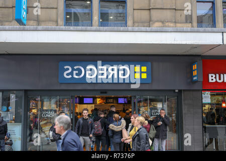 Greggs dreht ihre Zeichen rückwärts für einen Grund, wenn Massen suchen Bei Fenwick der jährliche Weihnachten Fenster anzuzeigen. Der Gast kann sich Hunger aber unsicher, wo sie plötzlich in das Fenster zu essen, sie sehen die Zeichen Greggs damit Sie es kaufen können festliche Backen als Zeichen rückwärts auf den eigentlichen Shop wenn Sie sind auf der Suche in der Auslage der Fenwick's sehen Sie die Zeichen richtig herum. Mit: Atmosphäre, wo: Newcastle upon Tyne, Tyne und Wear, Großbritannien Wann: 06 Aug 2018 Quelle: WENN.com Stockfoto