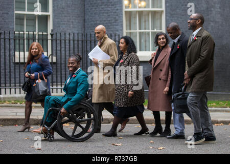 Sir Lenny Henry, Adrian Lester, Meera Syal CBE und Ade Adepitan MBE liefern Brief an der Downing Street Nr. 10. fordert Verbesserungen für Vielfalt und Steuervergünstigungen für die britische Film- und TV-Branche. Mit: Ade Adepitan MBE (2. links), Meera Syal CBE 5. Links 2. Rechts, Adrian Lester, Sir Lenny Henry, Wo: London, Vereinigtes Königreich, wenn: 06 Nov 2018 Credit: Wheatley/WANN Stockfoto