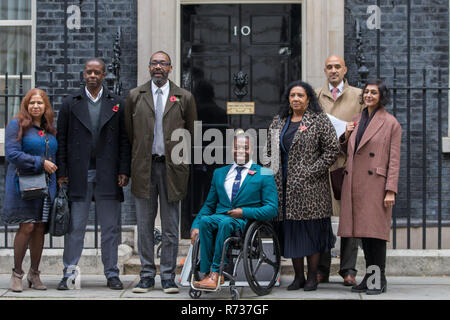 Sir Lenny Henry, Adrian Lester, Meera Syal CBE und Ade Adepitan MBE liefern Brief an der Downing Street Nr. 10. fordert Verbesserungen für Vielfalt und Steuervergünstigungen für die britische Film- und TV-Branche. Mit: Adrian Lester 2. links, Sir Lenny Henry 3. links, Ade Adepitan MBE Center, Meera Syal CBE, Wo: London, Vereinigtes Königreich, wenn: 06 Nov 2018 Credit: Wheatley/WANN Stockfoto