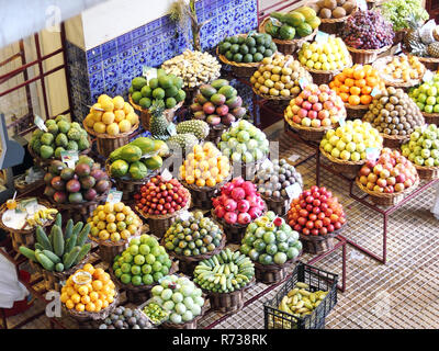 Exotische Früchte auf einem Bauernmarkt in Madeira Stockfoto