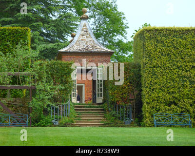 Schöne Gärten im Frühjahr bei Hidcote Manor Gardens Hidcote, Gloucestershire, England, Großbritannien Stockfoto