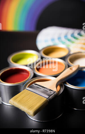 Blechdosen mit Farbe und Pinsel Stockfoto
