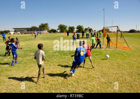 Namib schoolkids Fußball spielen an einem Wettbewerb in Okahandja. Stockfoto