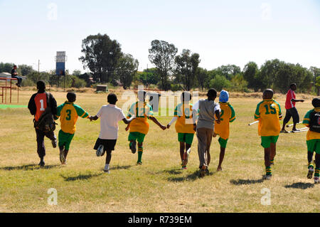 Namib schoolkids Fußball spielen an einem Wettbewerb in Okahandja. Stockfoto