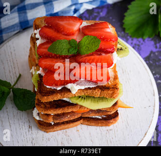 French Toast mit Frischkäse, Erdbeeren, Kiwi und Blaubeeren Stockfoto