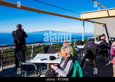 La Gomera und El Hierro Inseln gesehen von der Terrasse des Restaurant Las Estrellas in den Bergen oberhalb der Westküste von Teneriffa, Kanarische Inseln Stockfoto