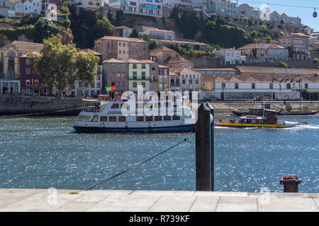 Porto/Portugal - 10/02/2018: Blick auf den Fluss Douro, mit Freizeit Boot segeln, für touristische Touren Stockfoto