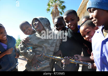 Namibia: Die Schule für Kinder, die ihre Eltern durch HIV in Maltahöhe verloren Spielen Rockstars sind Stockfoto