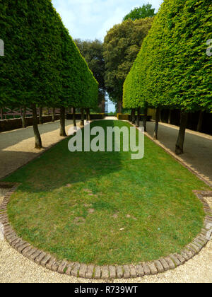 Schöne Gärten im Frühjahr bei Hidcote Manor Gardens Hidcote, Gloucestershire, England, Großbritannien Stockfoto