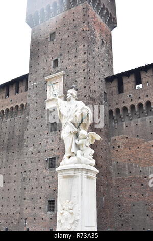 Die Statue des heiligen Johannes von Nepomuk im Hof des Schlosses Sforza (Castello Sforzesco) Stockfoto