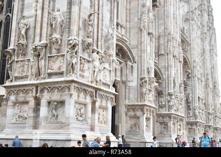 Statuen an den Wänden der Kathedrale von Mailand, Italien Stockfoto