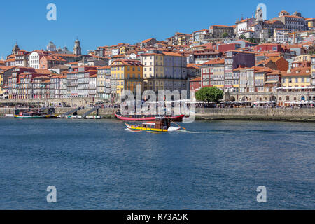 Porto/Portugal - 10/02/2018: Blick auf den Fluss Douro, mit Freizeit Boot segeln, für touristische Touren Stockfoto