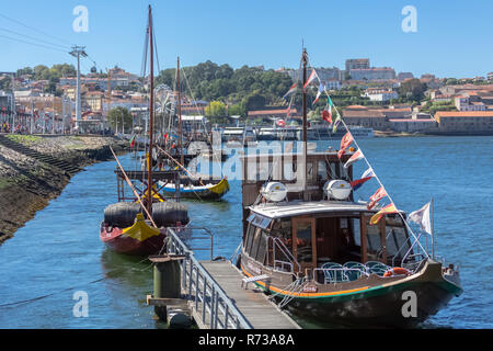 Porto/Portugal - 10/02/2018: Blick auf den Fluss Douro, mit Schiff und Rabelo Boote auf Gaia Stadt Docks Stockfoto