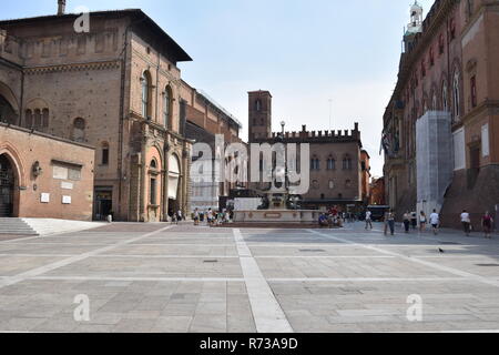 Der Platz des Neptunbrunnens in Bologna, mit Pallazo Re Enzo und Pallazo dei Notai Italien Stockfoto