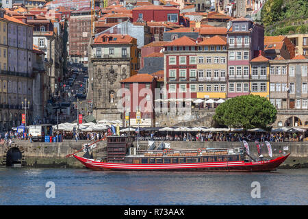 Porto/Portugal - 10/02/2018: Blick auf den Fluss Douro, mit entspannenden Bootsfahrt auf Porto dock, für touristische Touren Stockfoto