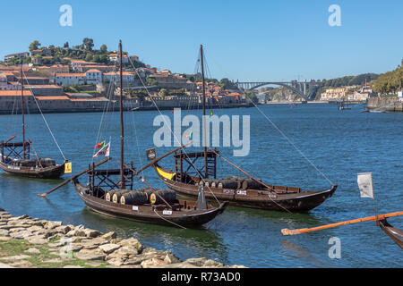 Porto/Portugal - 10/02/2018: Blick auf den Fluss Douro, mit Rabelo Boote auf Gaia Stadt Docks Stockfoto