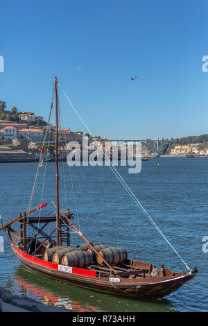 Porto/Portugal - 10/02/2018: Blick auf den Fluss Douro, mit Rabelo Boote auf Gaia Stadt Docks Stockfoto