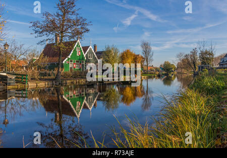 Zaanse Schans, Niederlande - ein wahres Freilichtmuseum Zaanse Schans präsentiert eine Sammlung von gut erhaltenen historischen Windmühlen und Häuser Stockfoto