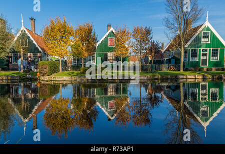 Zaanse Schans, Niederlande - ein wahres Freilichtmuseum Zaanse Schans präsentiert eine Sammlung von gut erhaltenen historischen Windmühlen und Häuser Stockfoto