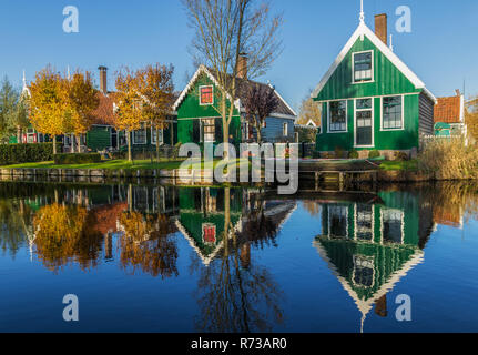 Zaanse Schans, Niederlande - ein wahres Freilichtmuseum Zaanse Schans präsentiert eine Sammlung von gut erhaltenen historischen Windmühlen und Häuser Stockfoto