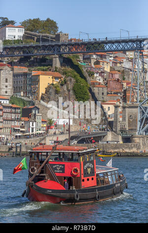 Porto/Portugal - 10/02/2018: Blick auf den Fluss Douro, mit Freizeit Boot segeln, für touristische Touren Stockfoto