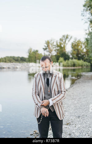 Mann stand am See Stockfoto
