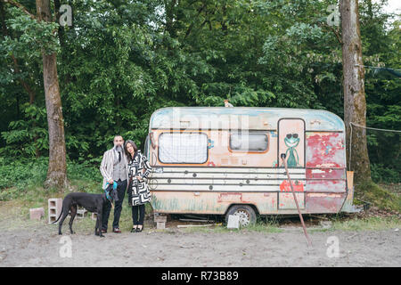 Paar Hund stehend mit Wohnwagen Stockfoto