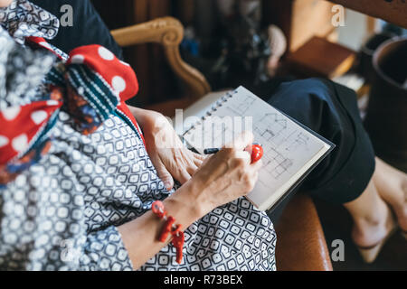 Frau arbeitet an der Ausführung in Ihrem Studio Stockfoto