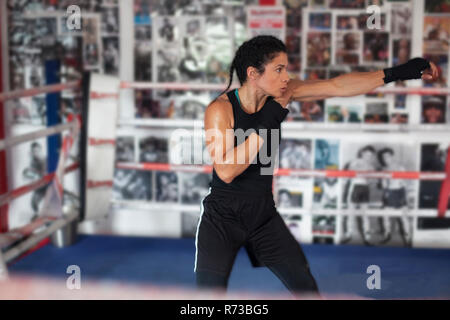 Boxerin training im Fitness-Studio Stockfoto