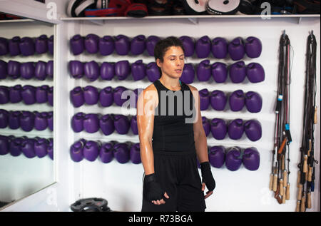 Weibliche Boxer in der Turnhalle ausruhen Stockfoto