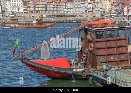 Porto/Portugal - 10/02/2018: Blick auf den Fluss Douro, mit Freizeit Boot segeln, für touristische Touren Stockfoto