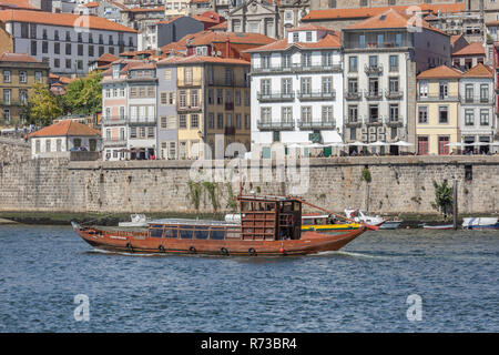 Porto/Portugal - 10/02/2018: Blick auf den Fluss Douro, mit Freizeit Boot segeln, für touristische Touren Stockfoto