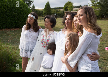Weibliche Freunde und Familie posieren für Porträt im Garten Stockfoto