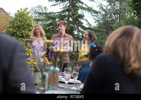 Gäste genießen und Feiern im Garten party Stockfoto