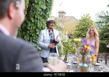 Gäste genießen und Feiern im Garten party Stockfoto