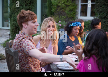 Gäste genießen und Feiern im Garten party Stockfoto