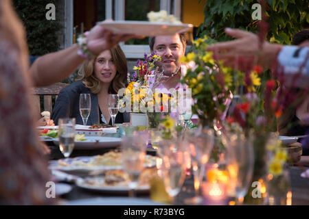 Gäste genießen und Feiern im Garten party Stockfoto