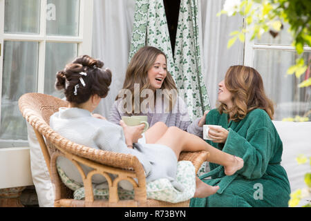 Braut und Freunde am Morgen der Hochzeit Stockfoto