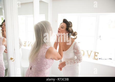 Braut und Mutter am Morgen der Hochzeit Stockfoto