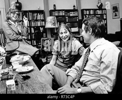 Fictitious character und Sängerin Helga Feddersen und Moderator Lothar Dombrowski in Hamburg, Deutschland 1979. Stockfoto