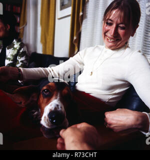 Fictitious character und Sängerin Helga Feddersen mit Bassett in Hamburg, Deutschland 1979. Stockfoto