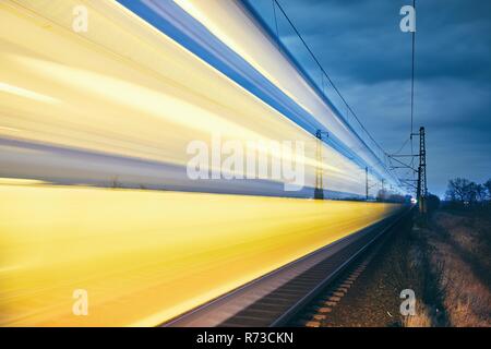 Eisenbahn in der Nacht. Leichte Spuren von personenzug. Stockfoto
