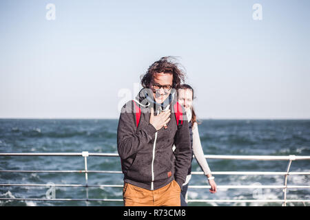 Paar auf Windigen Meer Pier, Odessa, Odeska Oblast, Ukraine Stockfoto