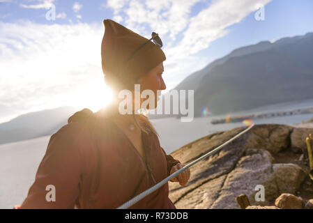 Kletterer mit Sicherheitsgeschirr Seile, Malamute, Squamish, Kanada Stockfoto