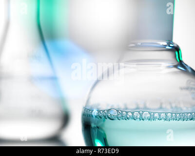 Labor Bechergläser mit chemischen Formeln Stockfoto